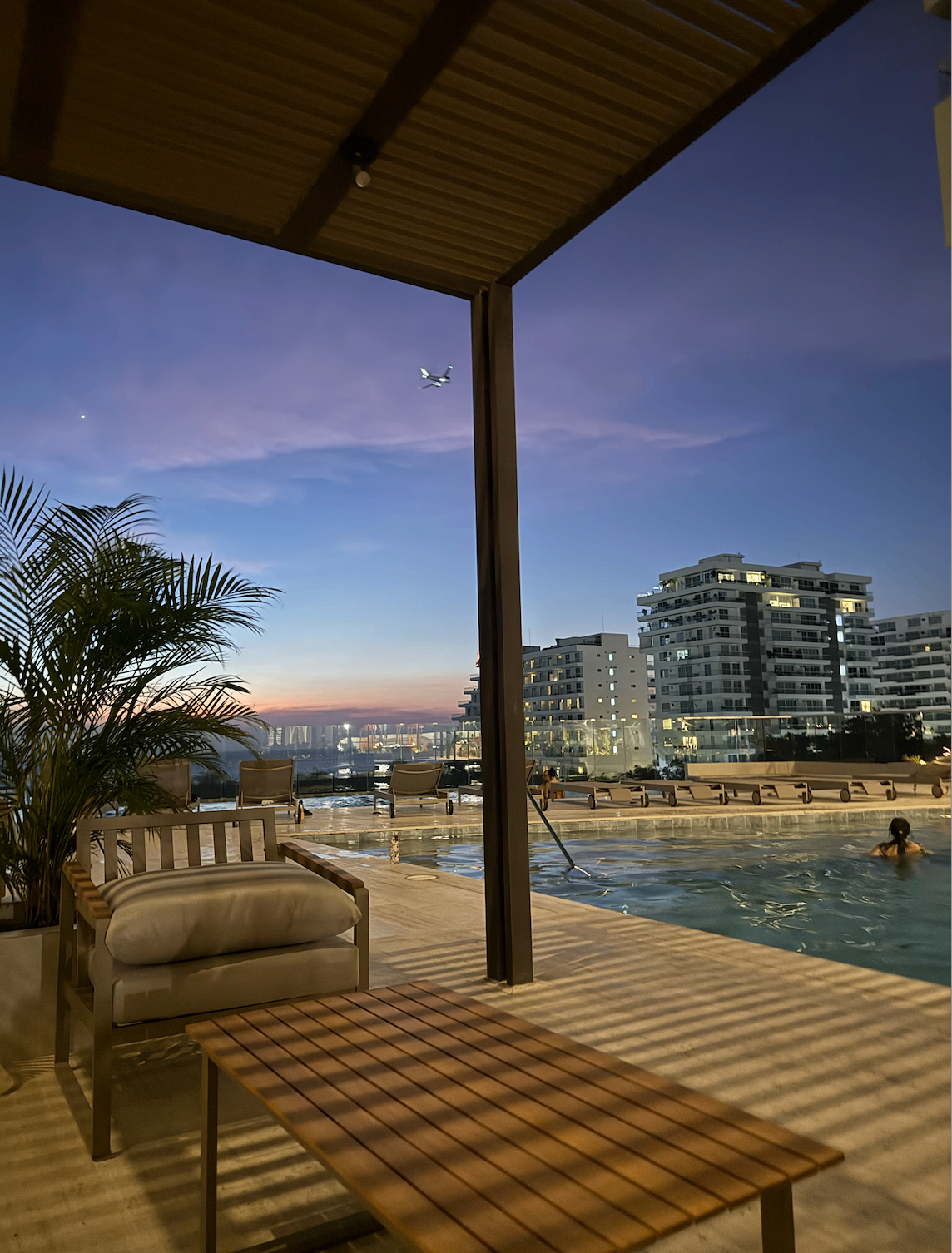 Piscina rooftop al atardecer con vista al mar