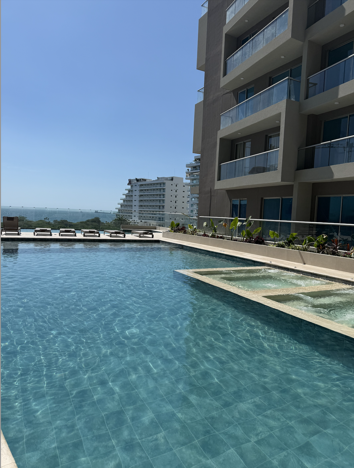 Piscina con vista al mar Caribe